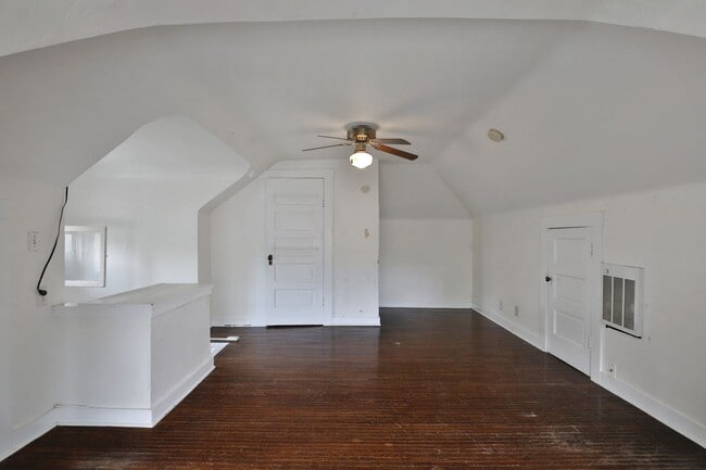 Building Photo - 117 E Lane Ave