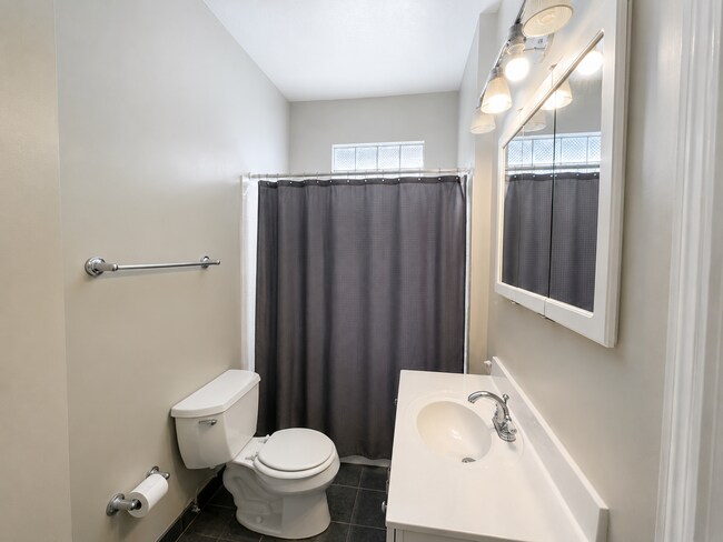 Building Photo - 6 Bed/2 Bath Mins. from UC Campus $600/pp ($3,600/mo)!