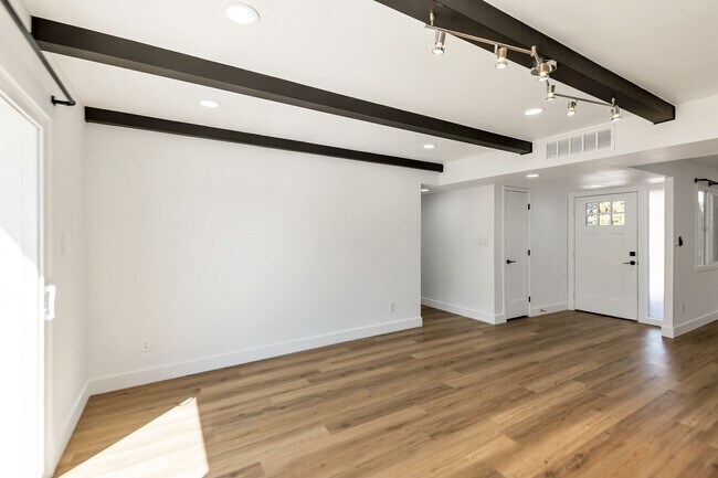 Building Photo - Remodeled 3 Bed 2 Bath 2 Car Garage Unfurnished 12 month lease with bonus room and AC in 2 car ga...