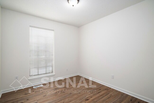 Building Photo - 1304 Shades Run Cir