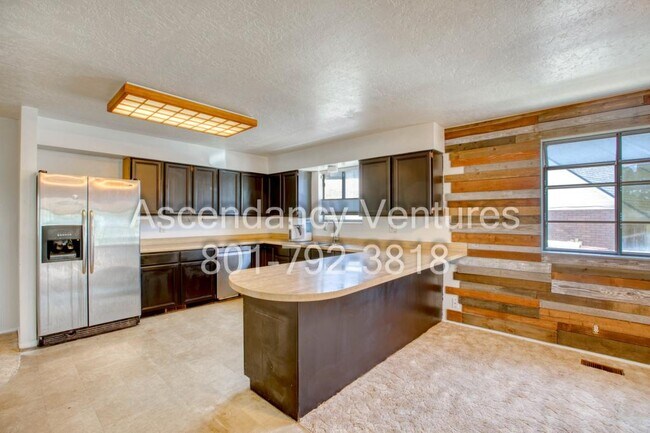 Building Photo - 706 Buzianis Way