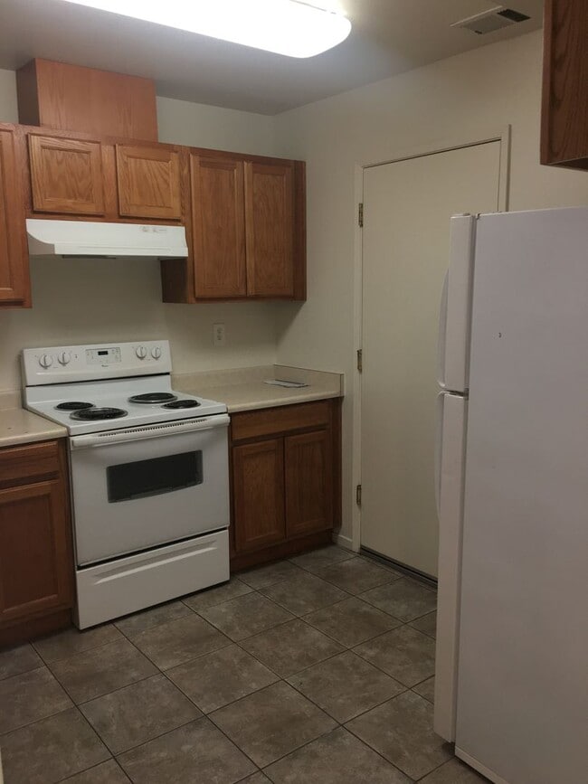 Building Photo - Three Bedroom Townhouse Style Apartment wi...