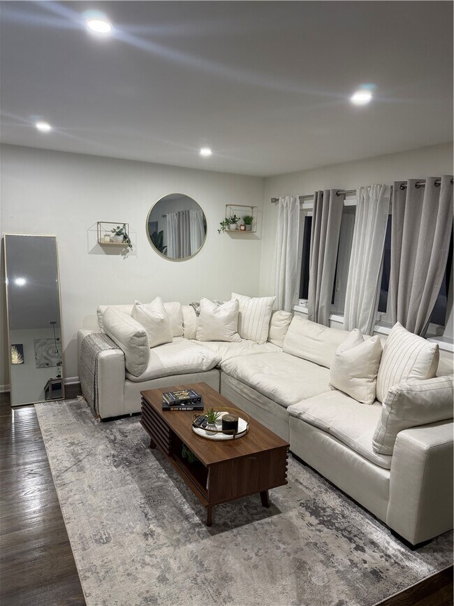 Building Photo - 1560 Blossom Rd