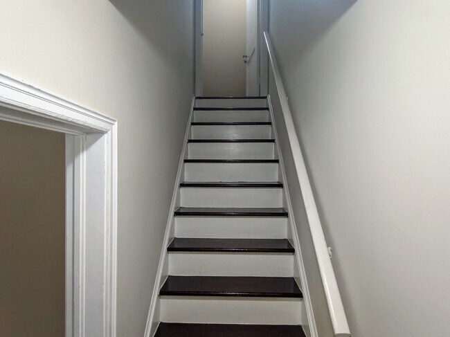 Building Photo - Charming 1 Bedroom Duplex in Buckhead!