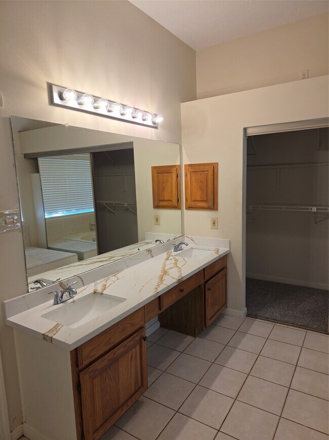 Building Photo - 15114 Farndale Dr