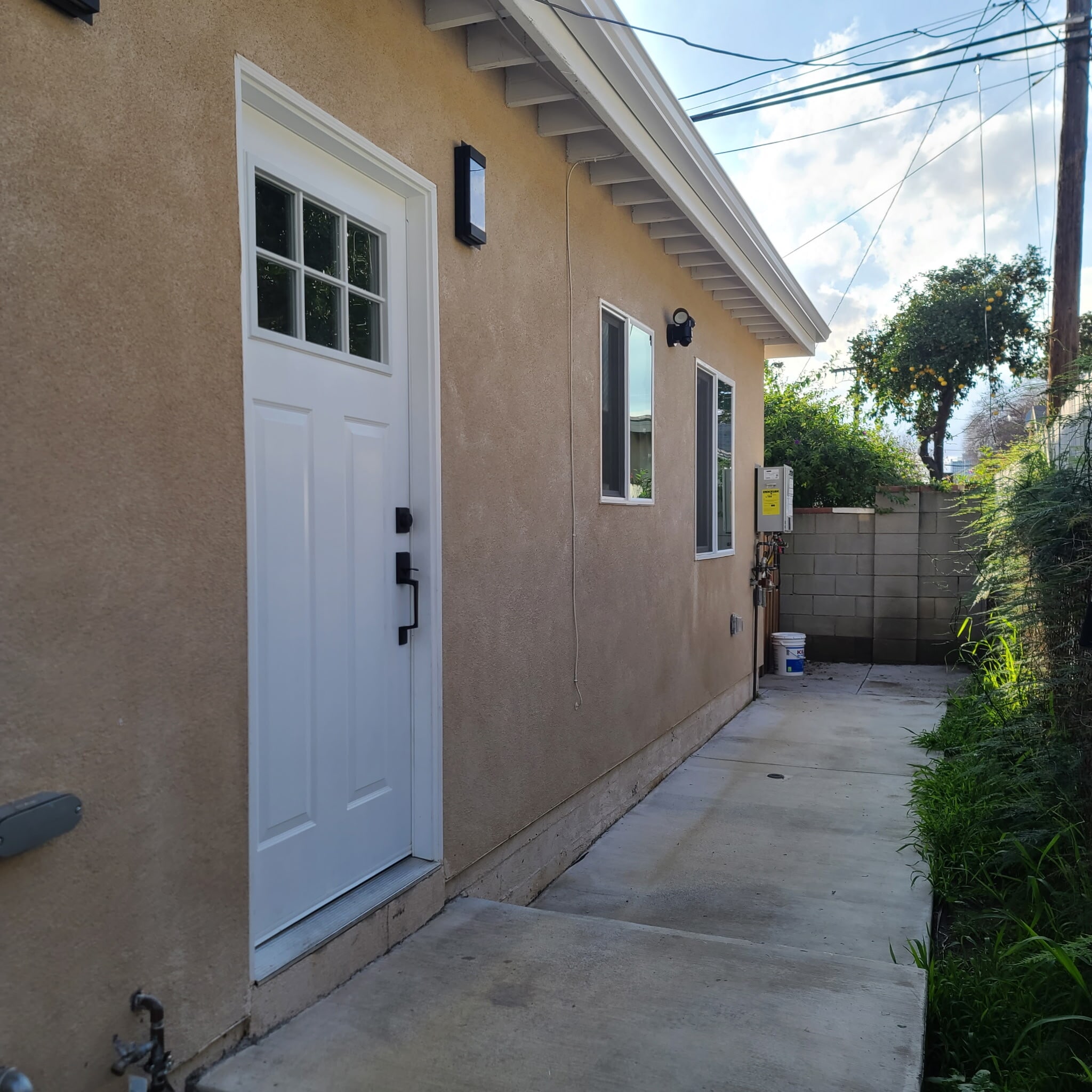 Building Photo - 8151 Hazeltine Ave