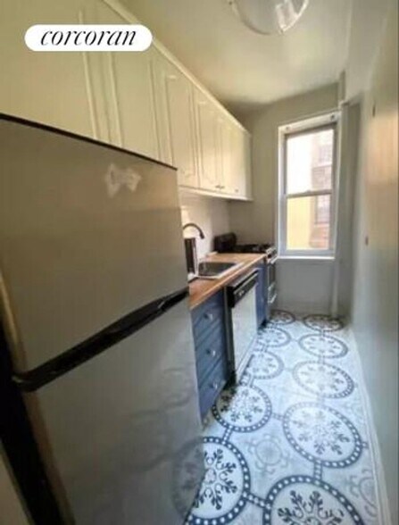 Building Photo - 305 W 52nd St