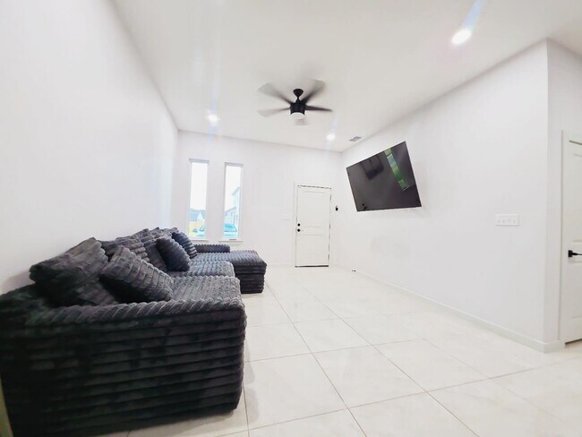 Building Photo - 2316 Mango Rd