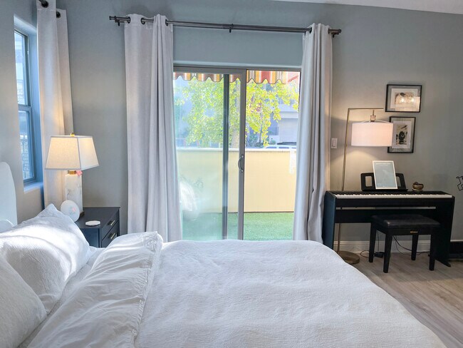 Building Photo - 5037 Rosewood Ave