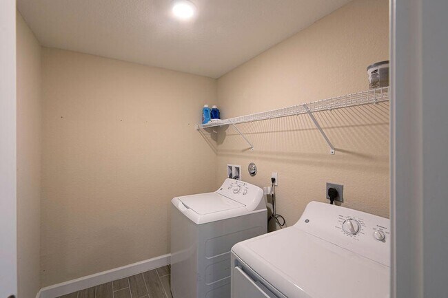 Building Photo - 12623 NW Copper Creek Dr