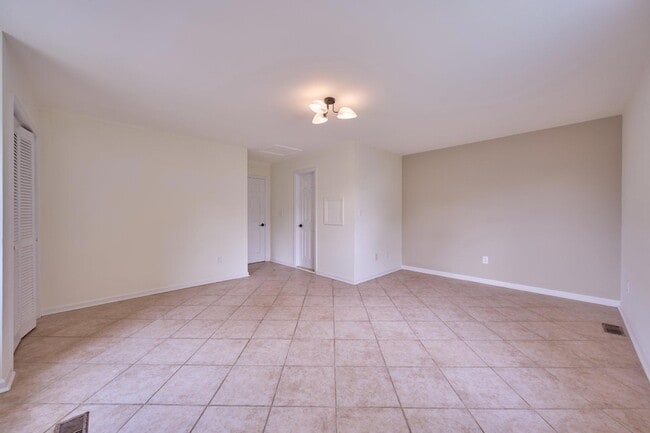 Building Photo - 2924 Gracefield Rd