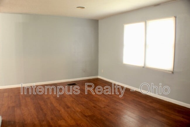 Building Photo - 967 Duxberry Ave