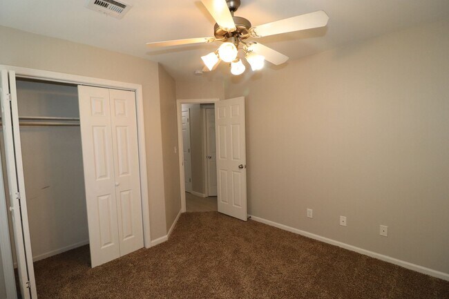 Building Photo - Newly updated duplex for rent!