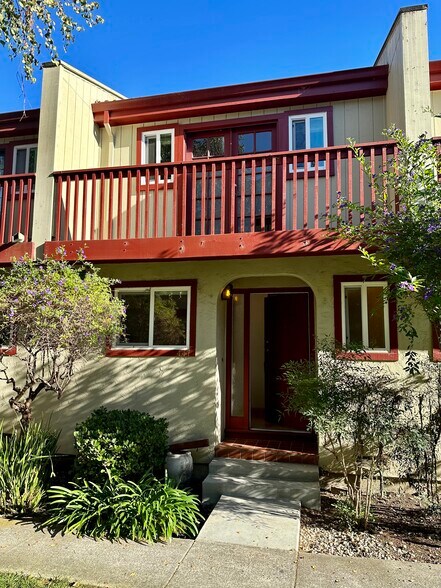 Building Photo - 447 Oak Ave