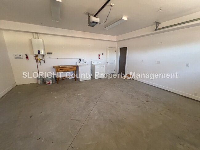 Building Photo - AVAILABLE NOW - Spacious Home Close to Downtown Paso Robles - 3 Bed / 2.5 Bath