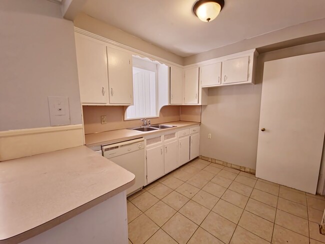 Building Photo - 5 Bedroom 2 Bathroom