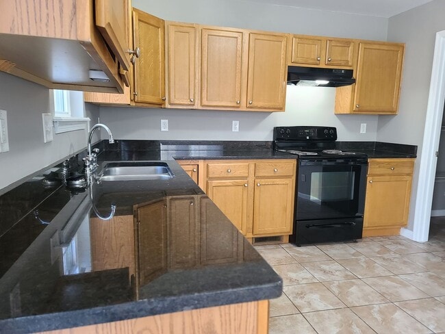 Building Photo - 3 Bedroom 2 1/2 bath Townhome for Rent in ...