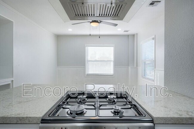 Building Photo - 303 D St