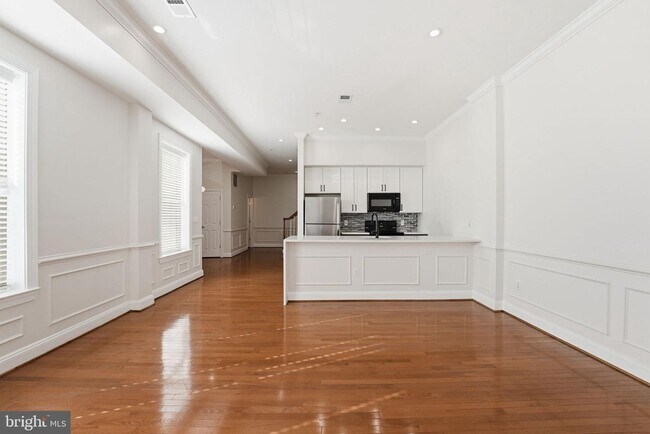 Building Photo - Spectacular 2 LEVEL, 2BR, 2BA unit