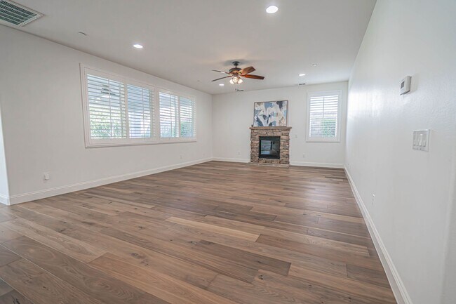 Building Photo - Beautiful 4-Bedroom Home with Solar and EV Charger in West Hills, Valencia!