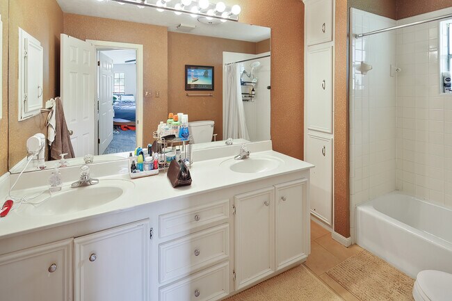 Building Photo - 1406 Angelina Cir