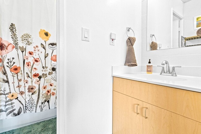Building Photo - Cute and Newly Upgraded 1/1/1 near Ala Moana