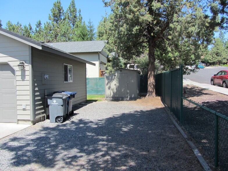 Building Photo - 1636 SE Virginia Rd