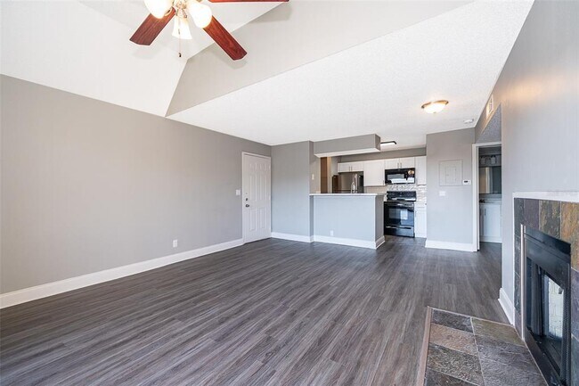 Building Photo - 360 Lakepointe Dr