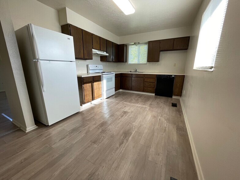 Building Photo - 264 E 100 N