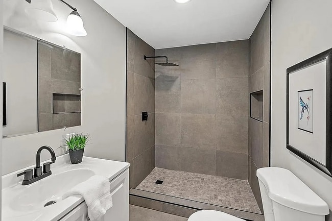 Building Photo - 5811 Bramble Ave