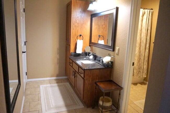 Building Photo - 2700 Green Mountain Dr