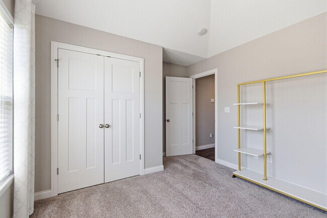 Building Photo - 3805 Flatwater Dr