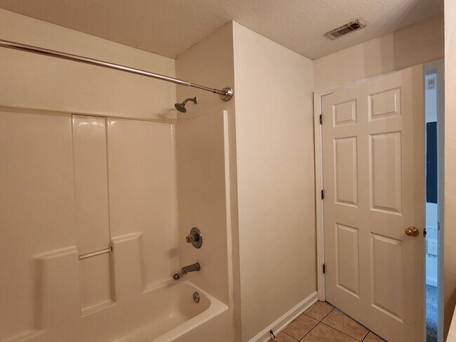 Building Photo - West Side - 3/2 Upstairs Manotak Oaks Condo
