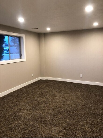Building Photo - 3359 Hillsboro Dr