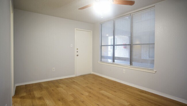 Building Photo - 2/2 Renovated Condo in Central Austin