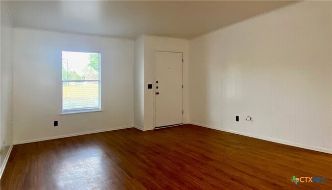 Building Photo - 505 Buttercup Ln