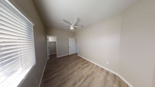 Building Photo - 4BD/2BA, Great Yard Space!