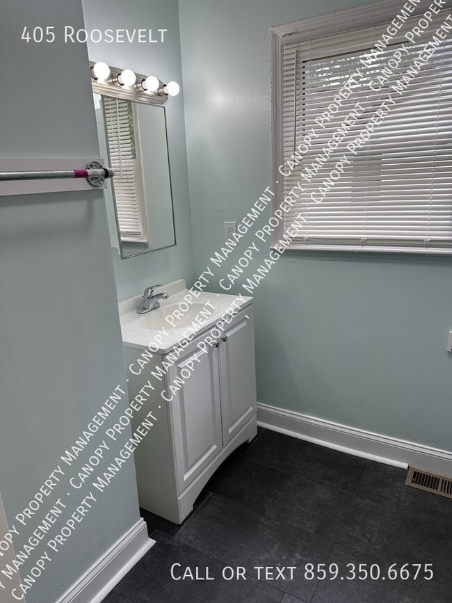 Building Photo - 405 Roosevelt-
