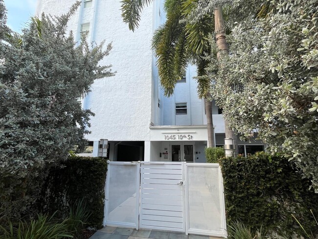 Building Photo - 1045 10th St