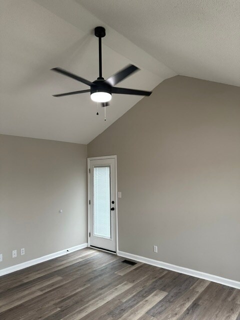 VAULTED CEILING LIVING ROOM - 259 Grassmire Dr