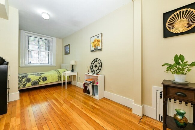 Building Photo - 49 Beacon St