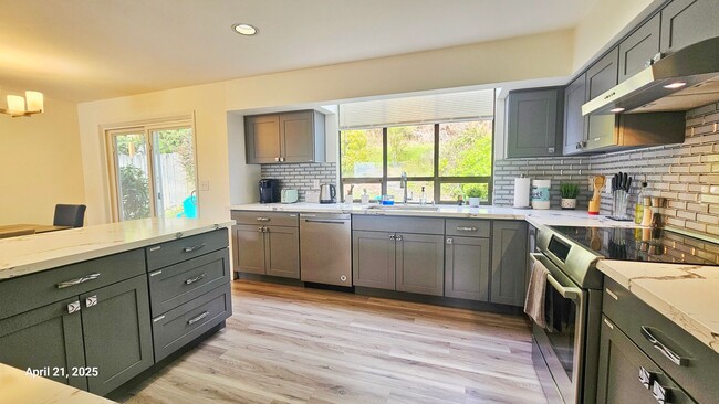 Building Photo - Beautiful Remodeled 4 Bedroom and 2.5 Bathroom Single Family House - Bellevue