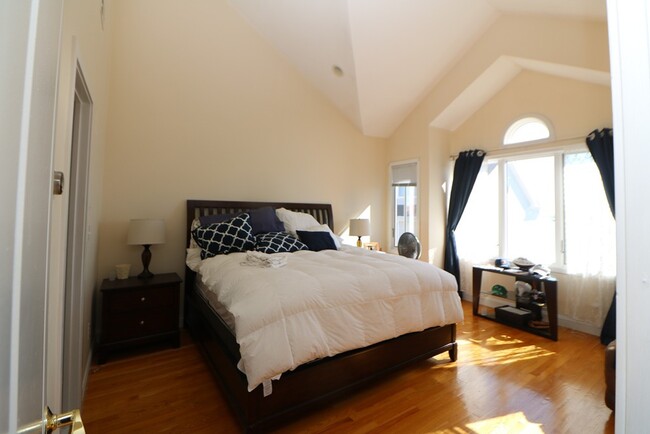 Building Photo - 143 Grovers Ave