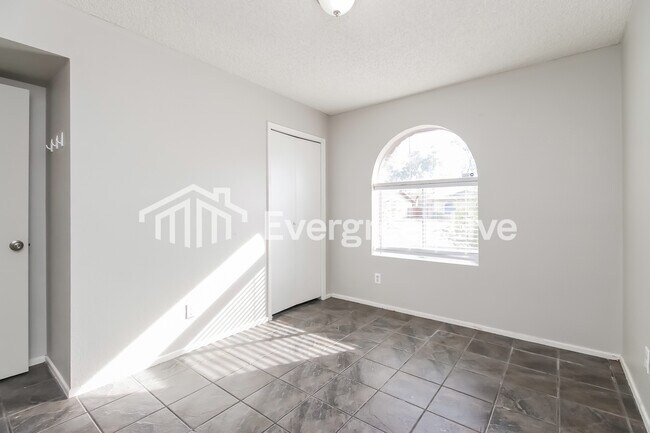 Building Photo - 2110 W Detroit St