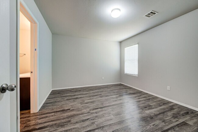 Building Photo - Beautiful 4BD/2BTH with a 2 car garage in ...