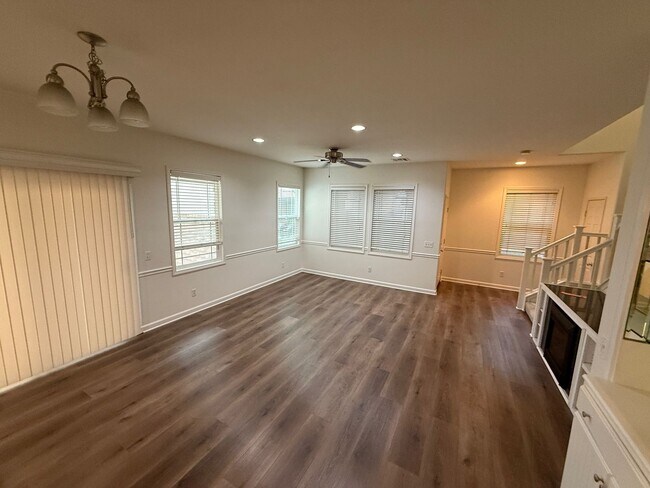 Building Photo - Spacious 3-Bedroom Townhome for Rent in Va...