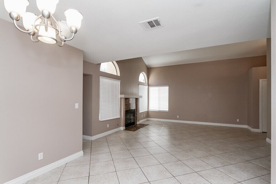 Building Photo - 60 Fantasia Ln
