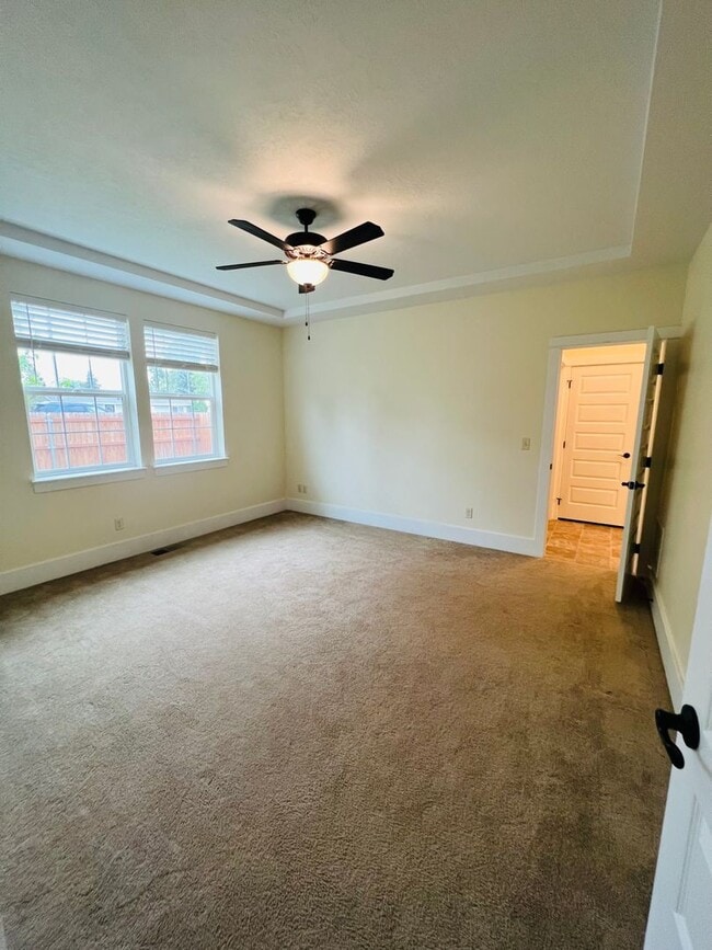 Building Photo - Newer Home - 3 Bedroom - 2 Bath - Hamilton