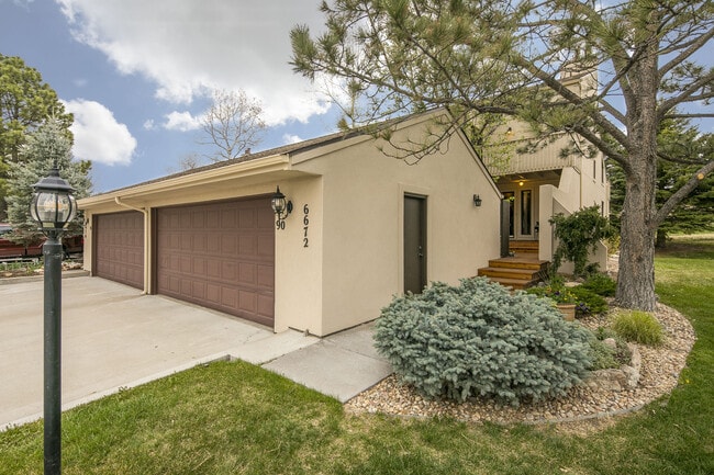 Building Photo - Breathtaking Three Bedroom Townhouse In The Pinery On The Golf Course