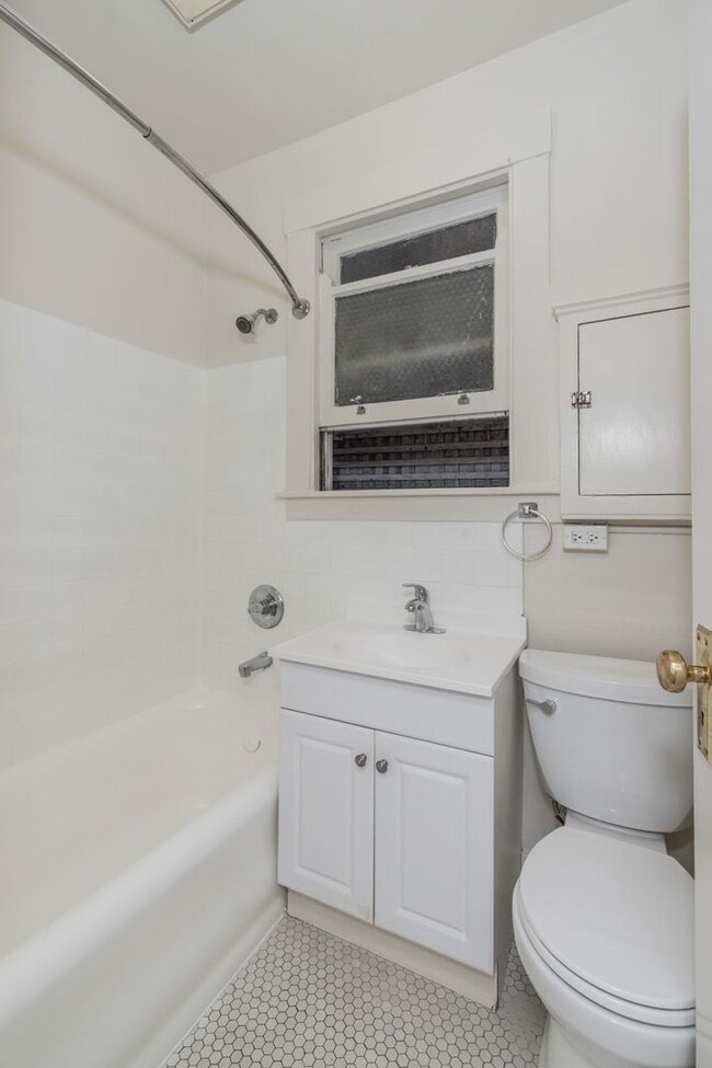 Building Photo - UPDATED PRICING! Parking! 2BR. Private Patio!  DISHWASHER! On-Site LAUNDRY! HARDWOOD!